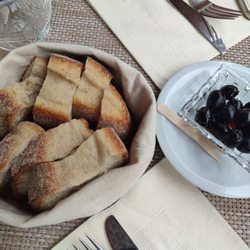 Isoletta PMP Frankfurt-Bockenheim - Lecker frisches Brot und Oliven