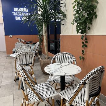 Freddo - Cute seating area. - Gelato Near Me - Las Vegas, Nevada