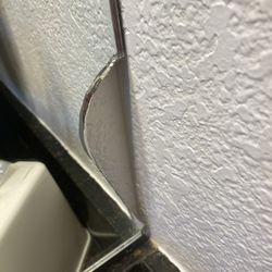Cap Sante Inn - Broken glass