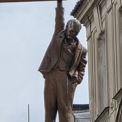 Socha zavěšeného Sigmunda Freuda