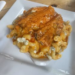 Buffalo Mac and Cheese bake with grilled chicken