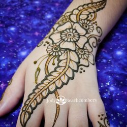 This gorgeous floral henna design makes use of line weight to make it more impactful and modern. This is a Bronze henna appointment.