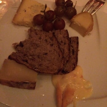 Gary Danko - Selection of cheeses with pecan bread and grapes - New American Near Me - San Francisco, California