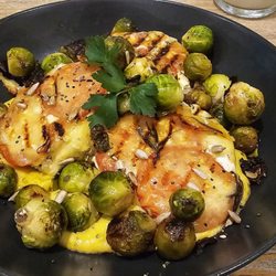Schacht Deli - Überbackener Kürbis mit Kräutercreme, Tomaten, geröstetem Rosenkohl
