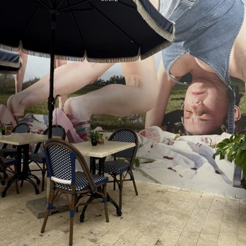 Crema Gourmet - Patio seating - Breakfast & Brunch Near Me - Miami Beach, Florida