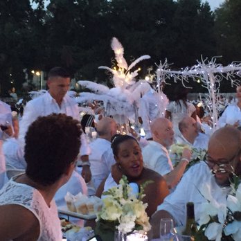 Diner en Blanc - 2016 - a large group of people seated at a dinner table - Food Tours Near Me