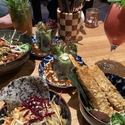 AN - Sommerrollen, Frittierter Tofu mit Erdnusssoße, Papayasalat