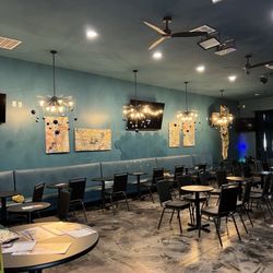 Yellow And Co - Dining and party area
