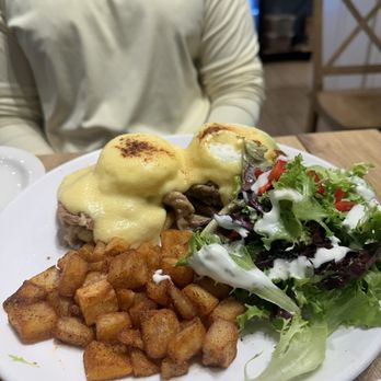 Aloha Kitchen - Kalua pork eggs Benedict - Breakfast & Brunch Near Me - Honolulu, Hawaii