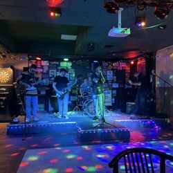 Winner's Bar and Grill - Loose stones band