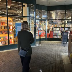 Kepler's Books & Magazines - Entrance!