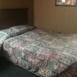 Country Inn Cafe & Motel - Small but comfy. Bring in extra pillows, there's never enough pillows