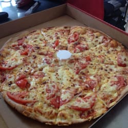 Pizza Venedig, frisch aus dem Ofen...frischer Basilikum wird noch draufgezupft...