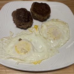 Miam Breakfast House - Eggs over medium and sausage