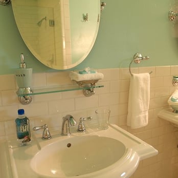 Bridgehouse Bed & Breakfast - Bed & Breakfast Near Me - Redding, California
