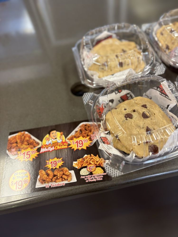 Food from Wally's Chicken