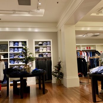 banana republic montgomery mall hours