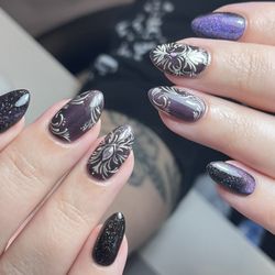 iNail Studio - Gothic brocade nails