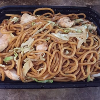 Mandarin - Chicken lo mein. Bland noodles and weird tasting chicken - Chinese Near Me - Santa Monica, California
