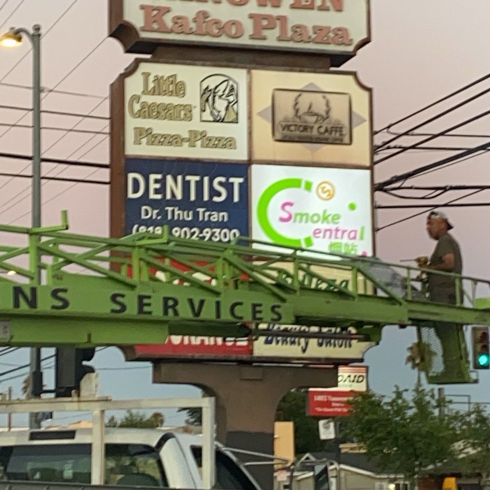Chris Signs - Retail plaza sign - Signmaking Near Me - Northridge, California Chris Signs - Retail plaza sign - Signmaking Near Me - Northridge, California
