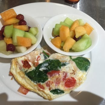 Peach Valley Cafè - Egg white turkey with spinach and tomato and fruit sides - Cafes Near Me - Ormond Beach, Florida