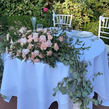 Wild Flowers Design Group - Sweetheart table - Florists Near Me Wild Flowers Design Group - Sweetheart table - Florists Near Me
