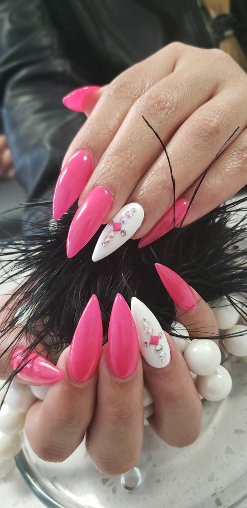Delia's Nails & More Logo