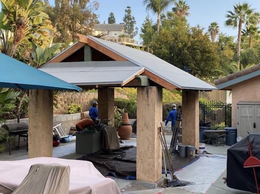 Delino’s Roofing & Remodeling Logo