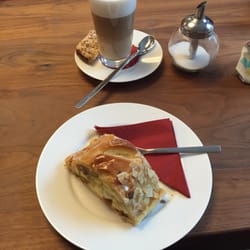 Bäckerei Fischer am Rathaus - Apfelstrudel mit Café Latte