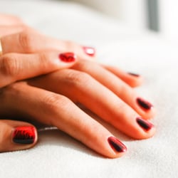 Tip's Nails & Day Spa - Nagelmodellage mit Farbe