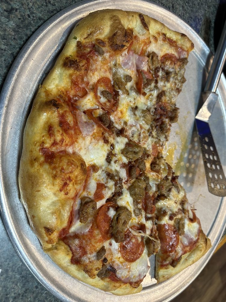 Maverick's Pizza Logo