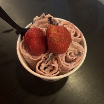 Frozen Rolled Ice Cream - This is Berry land very good - Ice Cream & Frozen Yogurt Near Me - Philadelphia, Pennsylvania