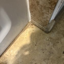 La Quinta by Wyndham Guthrie - Dusty, dirty floor.