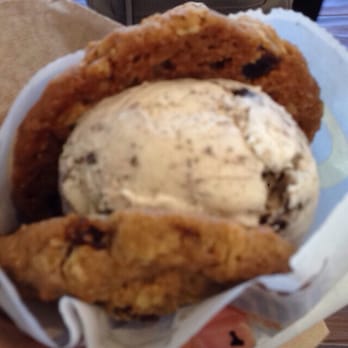 CREAM - Oatmeal cookies with cookies and cream. - Desserts Near Me - Concord, California
