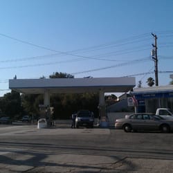 Leon's Unocal - Exterior