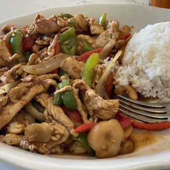 Spoon & Fork Kitchen - Chicken Cashew Delight - Thai Near Me - Austin, Texas