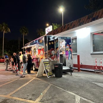 The Side Chick - Outside - Food Trucks Near Me - Miami, Florida