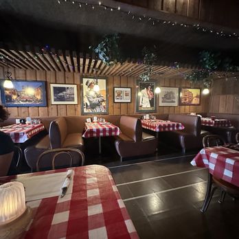 Frank's Pizzeria - Interior - Pizza Near Me - Chicago, Illinois