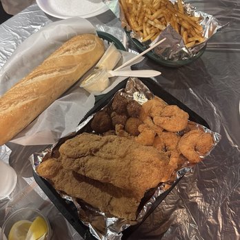 King Cajun Crawfish - Seafood combo with large bread and seasoned fries - Cajun/Creole Near Me - Orlando, Florida King Cajun Crawfish - Seafood combo with large bread and seasoned fries - Cajun/Creole Near Me - Orlando, Florida