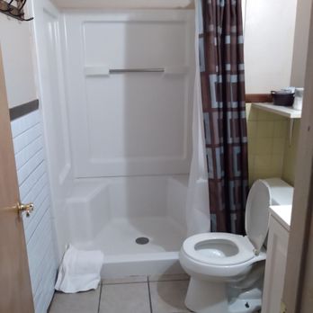 Cactus Inn - Bathroom - Hotels Near Me - McLean, Texas