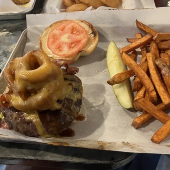 Lincoln Avenue Brewery - Bbq burger - Brewpubs Near Me - Calistoga, California Lincoln Avenue Brewery - Bbq burger - Brewpubs Near Me - Calistoga, California