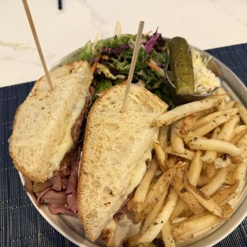 Americana Eatery & Bar - American Near Me - Great Neck, New York