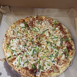 A large hand-tossed crust pizza with chicken and green peppers.