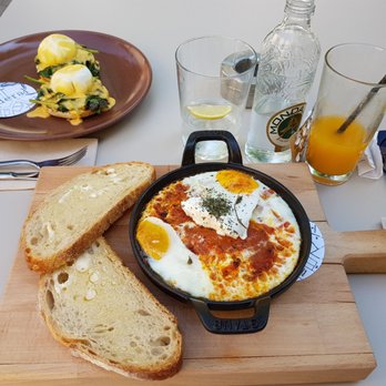 Federal - Shakshuka, eggs benedict with spinach and freshly squeezed orange juice - Breakfast & Brunch Near Me - Madrid, M Federal - Shakshuka, eggs benedict with spinach and freshly squeezed orange juice - Breakfast & Brunch Near Me - Madrid, M