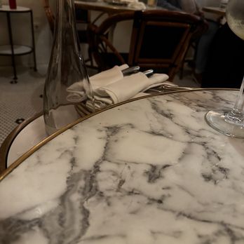 Mistu - Small table in room with no ambiance. - Asian Fusion Near Me - Porto, 13