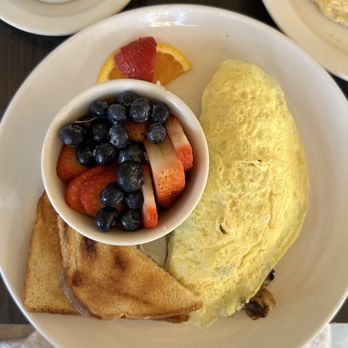 Sweet E's Cafe - Omelette with pesto chicken - Cafes Near Me - Honolulu, Hawaii Sweet E's Cafe - Omelette with pesto chicken - Cafes Near Me - Honolulu, Hawaii