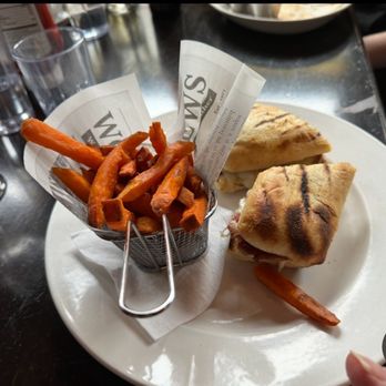 O'Shaughnessy's Public House - Corned Beef Press - Pubs Near Me - Chicago, Illinois O'Shaughnessy's Public House - Corned Beef Press - Pubs Near Me - Chicago, Illinois