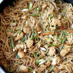 Happy Lumpia - Pansit