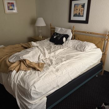 Lamplighter Inn - Had to sleep with our T-shirts on pillows, bedding seemed unwashed. - Hotels Near Me - Panguitch, Utah Lamplighter Inn - Had to sleep with our T-shirts on pillows, bedding seemed unwashed. - Hotels Near Me - Panguitch, Utah