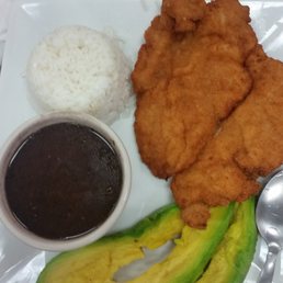 Breaded chicken, rice, black beans, and sliced avocado Breaded chicken, rice, black beans, and sliced avocado